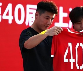 开云APP下载-国足0比2喀麦隆，赛后只有他跟喀麦隆国脚互换球衣，引发热议