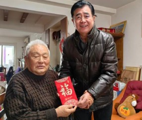 体育APP-宋凯春节前看望足坛元老年维泗，在家每天都关注冬奥