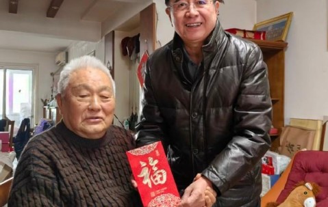 体育APP-宋凯春节前看望足坛元老年维泗，在家每天都关注冬奥